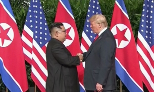 Trump e Kim protagonizam aperto de mãos histórico
