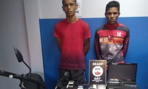 Dupla suspeita de fazer arrastões é presa com veículos e mais de 70 celulares em Manaus