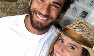 Encoxados, Débora Secco e Hugo Moura posam nus no Dia dos Namorados