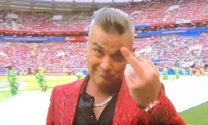 Tiago Leifert critica cotoco de Robbie Williams e chama cantor de ‘bananão’