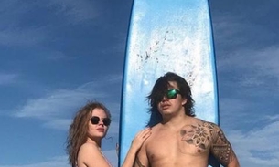 Mais magro, Whindersson Nunes posa sem camisa com esposa de bumbum empinado