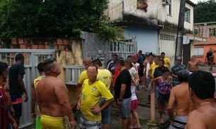 Homem é perseguido e linchado por populares após assaltar idoso em Manaus