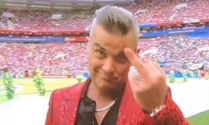 Após polêmica, Robbie Williams revela motivo de dedo do meio durante abertura da Copa 