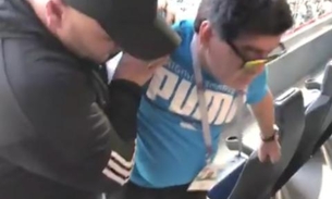 Após surtar em jogo da Argentina, Maradona passa mal em estádio 