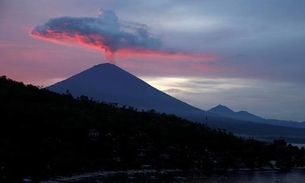 Vulcão entra em erupção e fecha três aeroportos na Indonésia