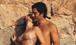 De biquíni, Ísis Valverde mostra barriguinha de gravidez em foto com marido
