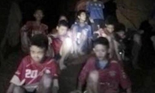 12 meninos e técnico de futebol são achados vivos em caverna na Tailândia