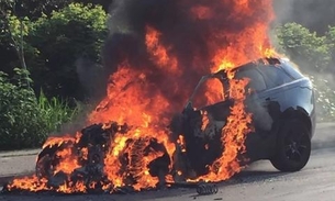 Carro de Paquetá do Flamengo pega fogo, mas jogador passa bem