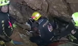 Resgate dramático de time de futebol preso em caverna na Tailândia é suspenso