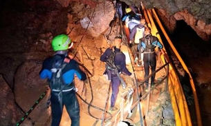 Mais quatro meninos são retirados de caverna na Tailândia; oito já foram resgatados   