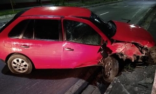 Após atingir poste, motorista foge e abandona carro em avenida de Manaus