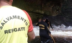 Bombeiros suspendem nova busca por turista que caiu em cachoeira no Amazonas