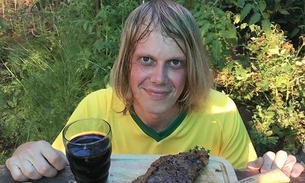 Com camisa do Brasil, 'torcedor misterioso' faz churrasco e manda mensagem  