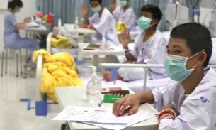 Meninos retirados de caverna na Tailândia recebem alta do hospital  
