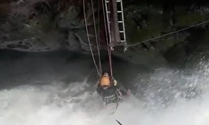 Bombeiros encontram parte de couro cabeludo em cachoeira onde turista desapareceu no Amazonas