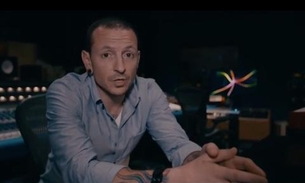 Linkin Park presta homenagem a Chester um ano após morte do cantor