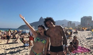  Jogador Marcelo joga 'altinha' com galera em praia e atrai multidão de curiosos