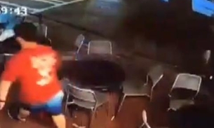 Homem assedia mulher em restaurante mas desfecho é impressionante