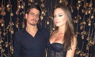 Namorada bilionária de Enzo Celulari mostra corpão em biquíni transparente