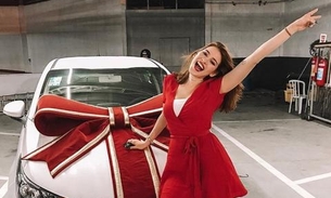 Ana Clara ostenta carrão que ganhou no BBB18