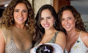 Daniela Mercury posa com irmã e impressiona com semelhança