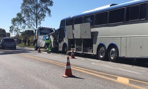 Motorista morre esmagado por ônibus enquanto trocava pneu em estrada