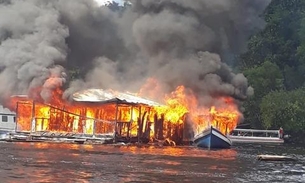 Fogo destrói flutuante na Marina do Davi em Manaus