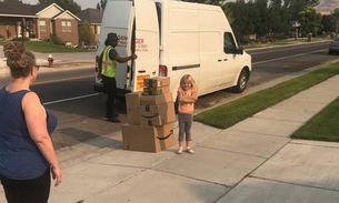 Menina de 6 anos encomenda cerca de R$ 1.500,00 em brinquedos e doa tudo depois