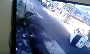 Dirigindo carro de cliente, homem perde controle e invade lanchonete em Manaus