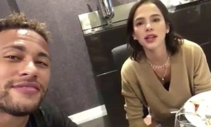 Neymar filma Bruna Marquezine 'se acabando' em restaurante de Paris: 'ela não me ajuda'