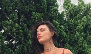 Ísis Valverde compartilha foto com barrigão de gravidez: 'eu e meu pequeno'