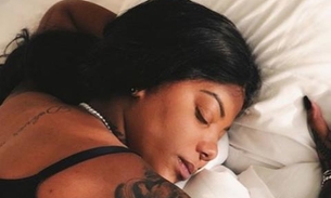  Na Europa, Ludmilla posa sexy dormindo de calcinha e sutiã