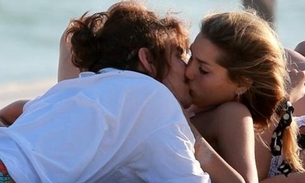 Sasha Meneghel é clicada aos beijos com ator na praia