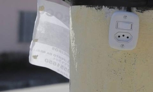 Traficantes obrigam técnicos a instalar tomadas e interruptores em postes de luz 