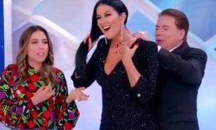 Silvio Santos presenteia Helen Ganzarolli com colar de diamantes e filha dá piti
