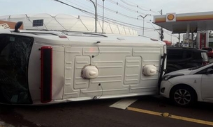 Acidente com ambulância bloqueia avenida e causa caos no trânsito em Manaus