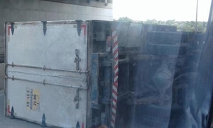 Caminhão tomba em viaduto e atrapalha trânsito em Manaus