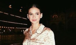 Bruna Marquezine joga charme pelas ruas de Veneza com pijama de R$ 2,7 mil 