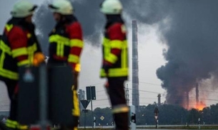 Explosão em refinaria fere oito pessoas e tira 1.800 pessoas de casa na Alemanha