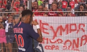 Neymar marca pelo PSG e debocha após ser provocado por torcida rival; Veja