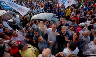Omar Aziz e Arthur Bisneto realizam caminhada em Manaus