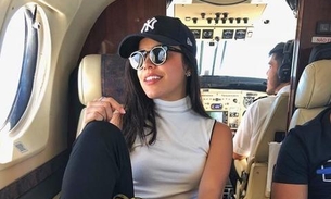 Namorando bilionário, ex-BBB Mayla ostenta em jatinho e viagem