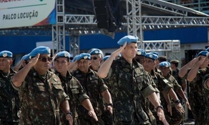 8 mil pessoas comparecem ao desfile militar no Sambódromo em Manaus