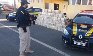 Parado em blitz, caminhoneiro usa 'chinelo' para fugir e abandona 1 tonelada de maconha