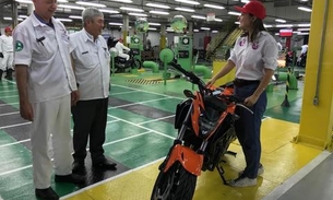 Rebecca Garcia visita fábrica de duas rodas do PIM e comemora retomada de produção