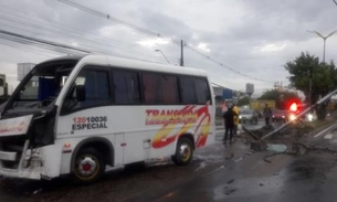 Micro-ônibus desgovernado derruba poste e causa caos no trânsito na av. Cosme Ferreira