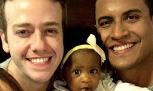 Ator Pablo Sanábio e marido adotam menina e preparam festa de 1 ano