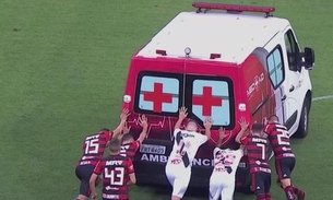 Flamengo e Vasco empatam jogo com gol contra e ambulância empurrada por atletas