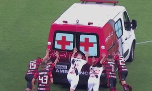 Jogadores de Flamengo e Vasco empurram ambulância após atleta desmaiar em campo