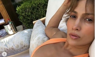 Aos 49, Jennifer Lopez quebra internet com cinturinha fina e bumbum empinado